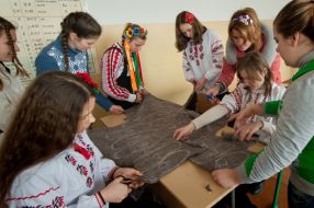 Школярі виготовляють устілки