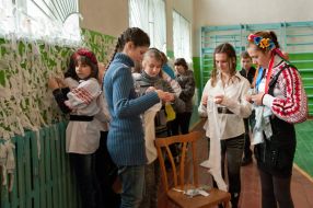 Школярі роблять маскувальні сітки