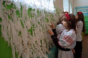 Школярі роблять маскувальні сітки