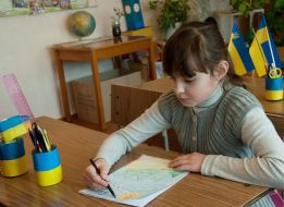 Школярі роблять листівки