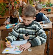 Школярі роблять листівки