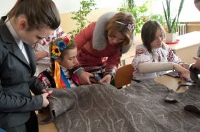 Школярі виготовляють устілки