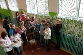 Школярі роблять маскувальні сітки