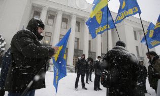 Сторонники ВО "Свобода" во время митинга