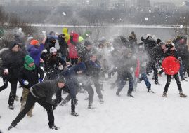 Массовая битва снежками