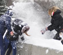 Массовая битва снежками