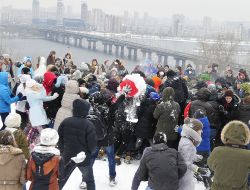 Массовая битва снежками