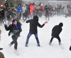 Массовая битва снежками