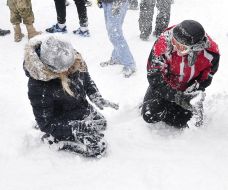 Массовая битва снежками