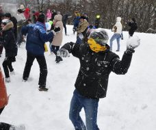 Массовая битва снежками