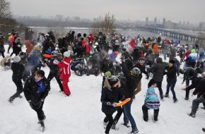 Массовая битва снежками