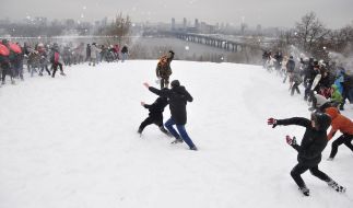 Массовая битва снежками