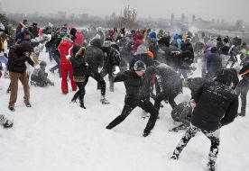 Массовая битва снежками