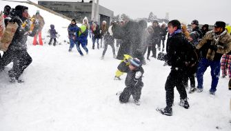 Массовая битва снежками