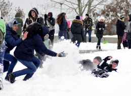 Массовая битва снежками