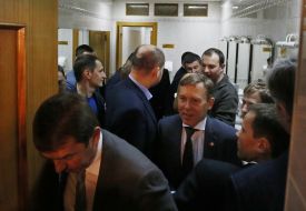 Депутаты в уборной