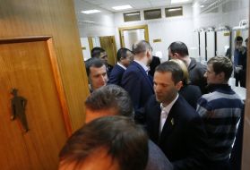 Депутаты в уборной