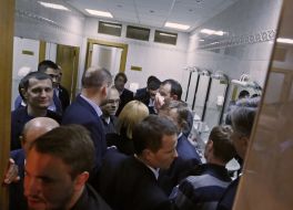 Депутаты в уборной