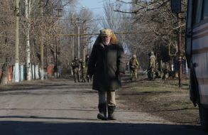 An elderly man and Ukrainian soldiers