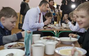 Vitali Klitschko in the school cafeteria