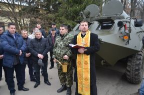Священник освятив БТР
