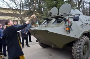 Священник освячує БТР