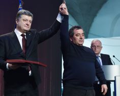 Petro Poroshenko rewards relatives of "Hundreds of Heaven"