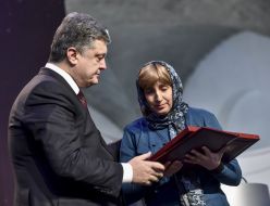 Petro Poroshenko rewards relatives of "Hundreds of Heaven"
