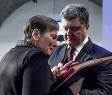 Petro Poroshenko rewards relatives of "Hundreds of Heaven"