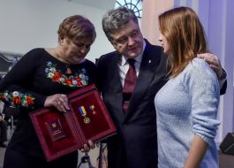 Petro Poroshenko rewards relatives of "Hundreds of Heaven"