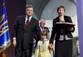Petro Poroshenko rewards relatives of "Hundreds of Heaven"