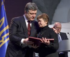 Petro Poroshenko rewards relatives of "Hundreds of Heaven"