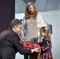 Petro Poroshenko rewards relatives of "Hundreds of Heaven"