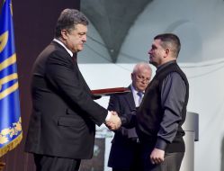 Petro Poroshenko rewards relatives of "Hundreds of Heaven"