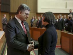 Петро Порошенко вручає ордер на квартиру