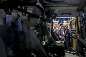 Петр Порошенко на выставке IDEX-2015