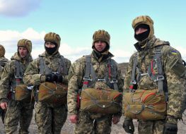 Military training of paratroopers