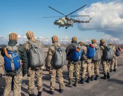 Military training of paratroopers