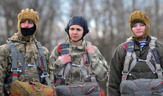 Military training of paratroopers