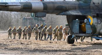 Military training of paratroopers