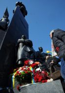 Laying flowers at the monument to Taras Shevchenko