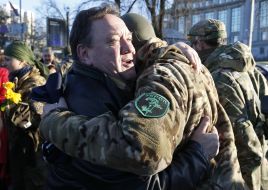 Богдан Бенюк обнимает бойца батальона "Сич"