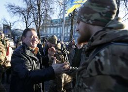 Богдан Бенюк обнимает бойца батальона "Сич"