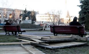 Construction fence around the monument to Sagaydachny