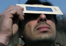 Люди спостерігають за сонячним затемненням