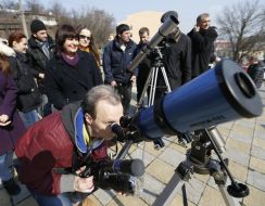 Люди спостерігають за сонячним затемненням