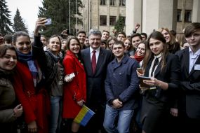 Petr Poroshenko and students