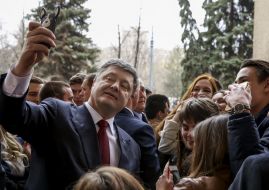 Petr Poroshenko and students