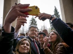 Petr Poroshenko and students