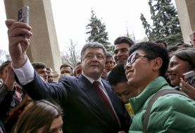 Petr Poroshenko and students